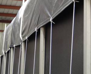 covered-wagon-tarp-passenger-side-ropes-seam